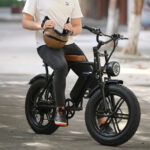 A Era das Placas nos Patinetes: Ciclomotores e E-bikes sob Nova Regra em 2026
