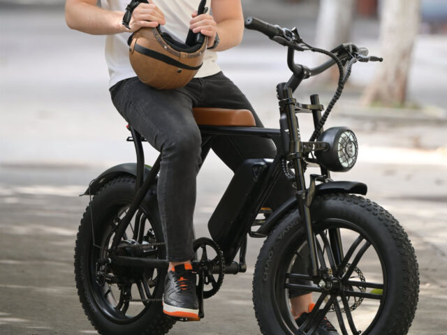 A Era das Placas nos Patinetes: Ciclomotores e E-bikes sob Nova Regra em 2026
